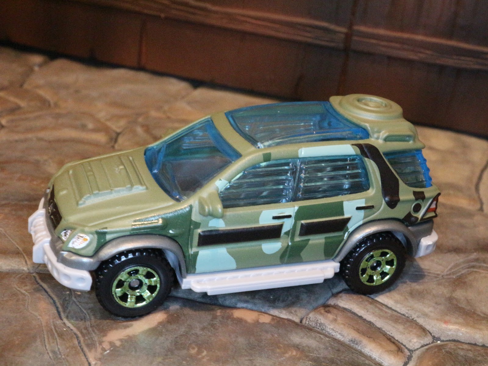 Matchbox Jurassic World Legacy Collection '97 Mercedes-Benz 320 Montana Single Pack