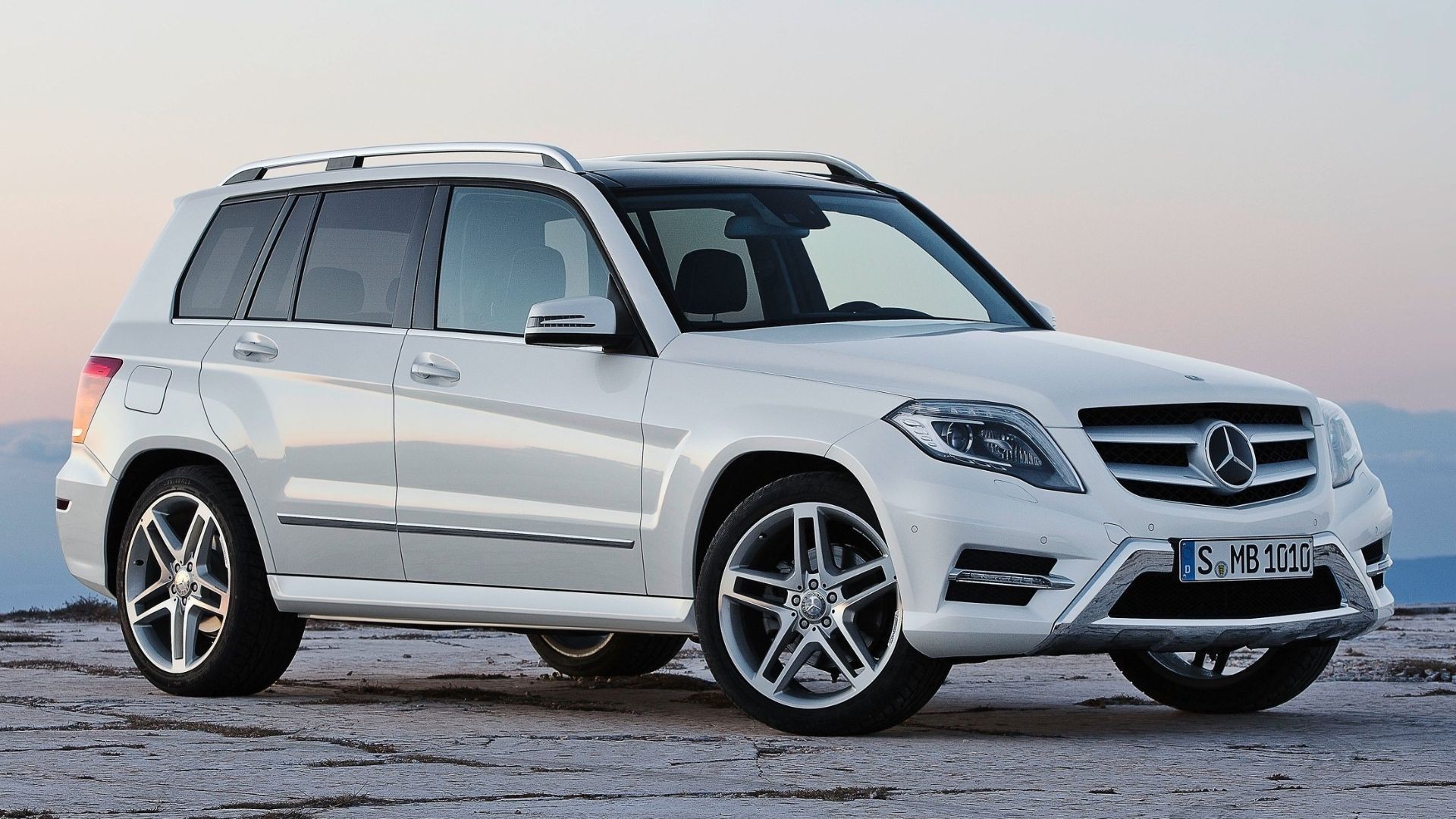 White 2013 Mercedes-Benz GLK-Class front perspective