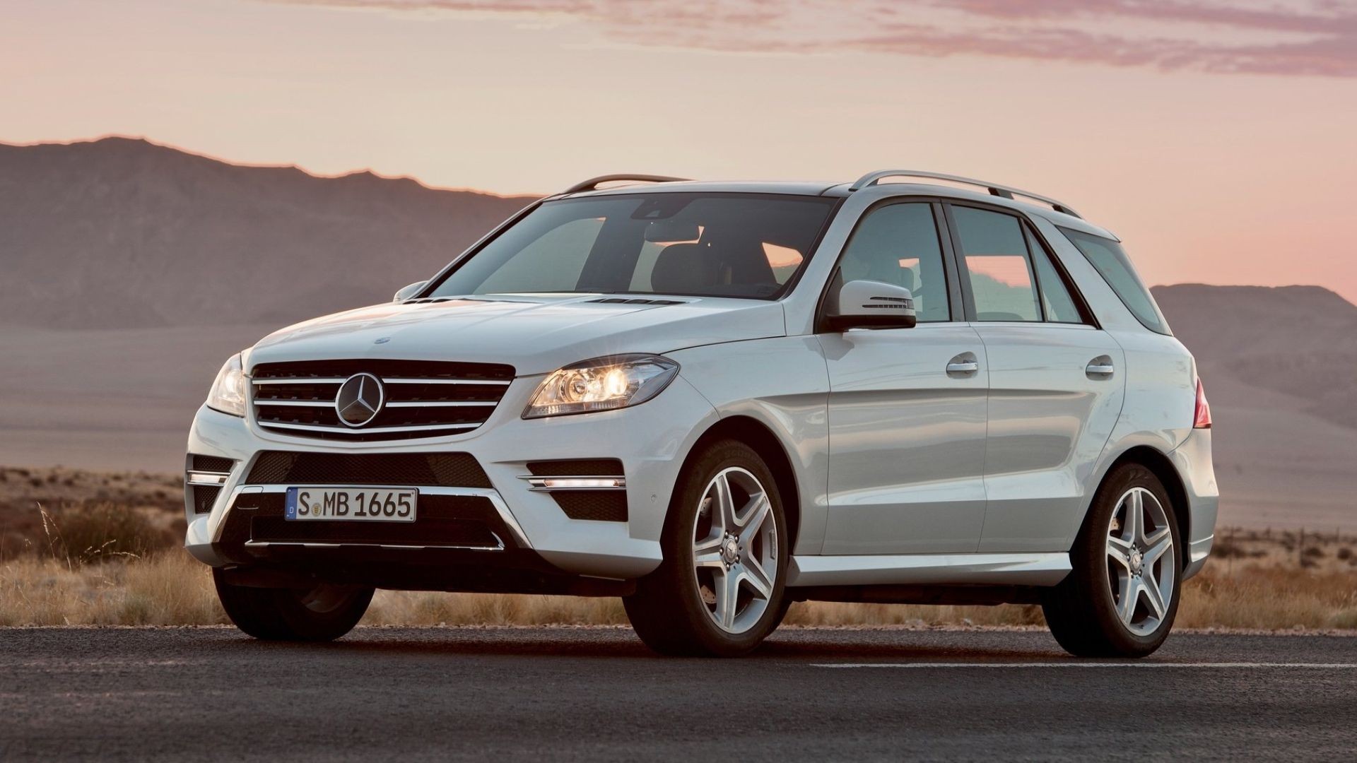 White 2014 Mercedes-Benz M-Class parked side view